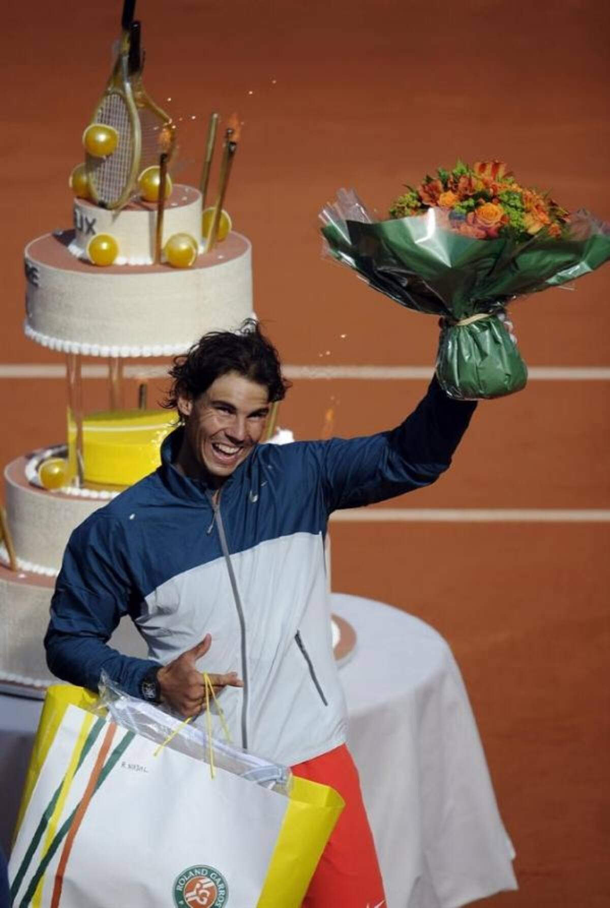 Nadal celebra sus 27 años con torta y flores. Foto: EFE
