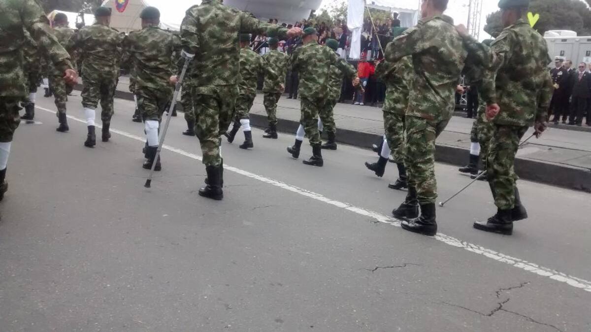 Miles de personas en todo el país se movilizan para observar los desfiles del 20 de julio.