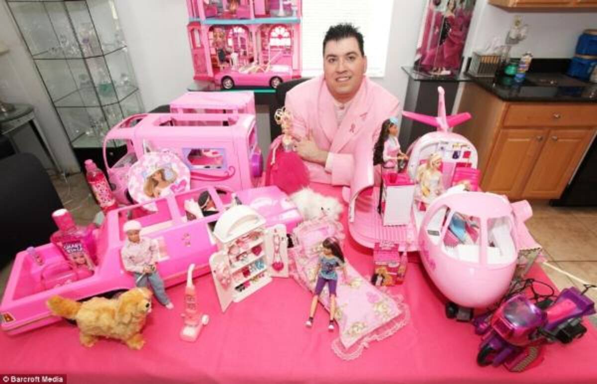 Él tiene 2.000 Barbies y 1.000 muñecos Ken, con un valor de hasya 1.000 dólares.