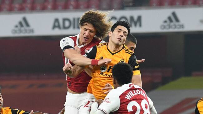 David Luiz y Raúl Jiménez en un fuerte choque de cabezas en la que el mexicano salió afectado. Partido por Premier League 29 de noviembre 2020