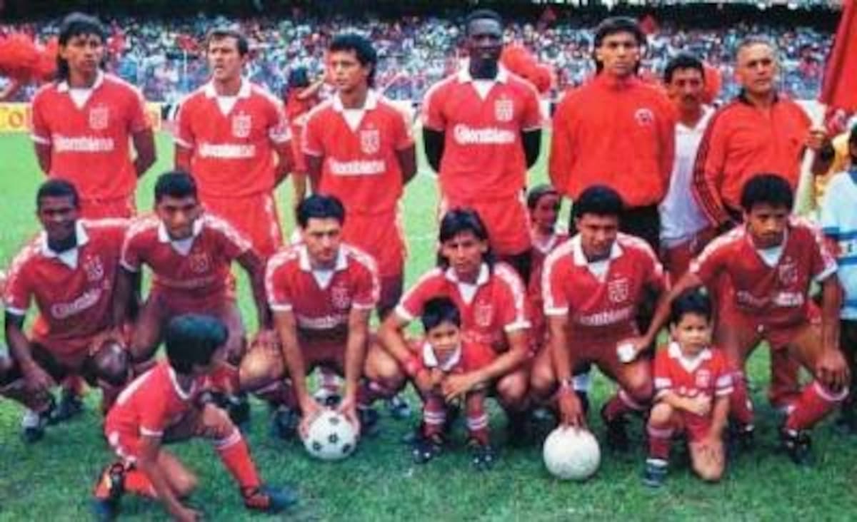 AMERICA  CAMPEÓN 1990ARRIBA IZQ-DER: Jorge Hernán Bermúdez, Jorge Raúl Balbis, Wilmer Cabrera, Fredy Rincón y Eduardo Niño.ABAJO MISMO ORDEN: Sergio “Checo” Angulo, Wilson Pérez, Jorge Da Silva, Eduardo Pimentel, Alex Escobar y Antony De Ávila.