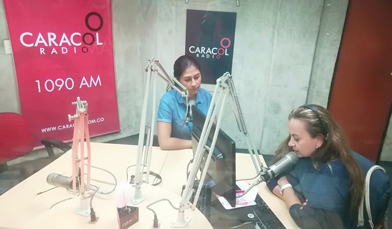 Yuliana Rolón Arguello hermana de la paciente exponiendo el caso ante Esmeralda Rojas directora de noticias de Caracol Radio Cúcuta