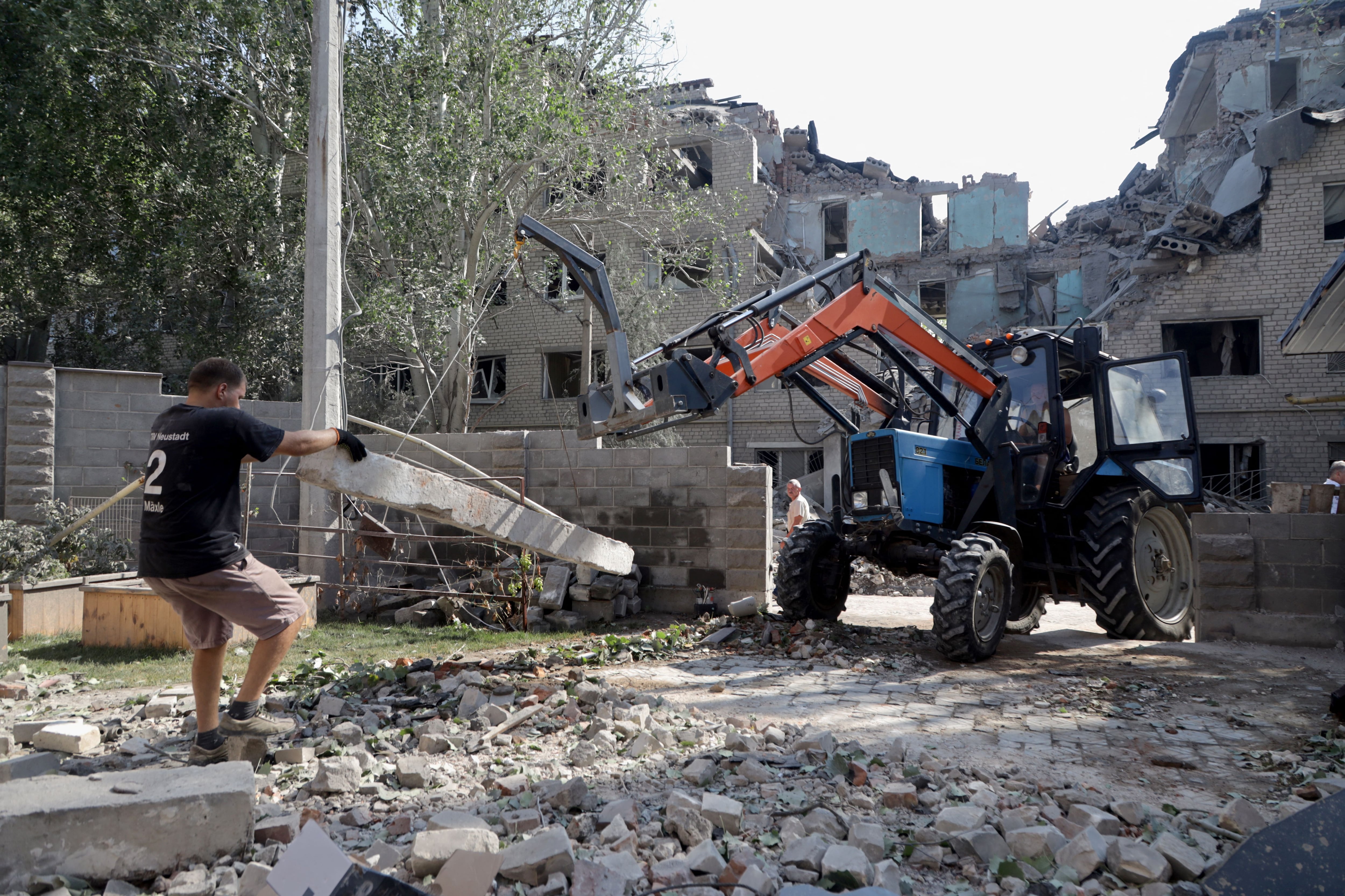 Trabajadores comunales retiran los escombros de un albergue estudiantil destruido como resultado de un bombardeo en Mykolaiv, cerca del Mar Negro en el sur de Ucrania, el 2 de agosto de 2022, en medio de la invasión militar de Rusia lanzada contra Ucrania. (Foto de Oleksandr GIMANOV / AFP) (Foto de OLEKSANDR GIMANOV/AFP a través de Getty Images)