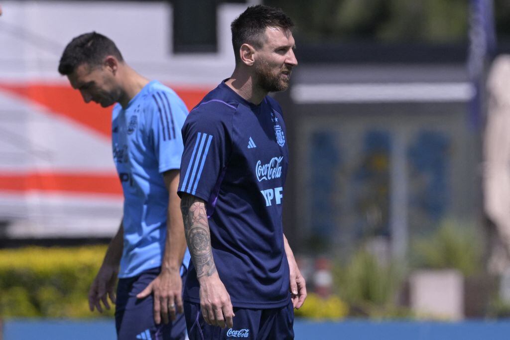 Lionel Messi en medio de un entrenamiento de Argentina (Photo by JUAN MABROMATA/AFP via Getty Images)
