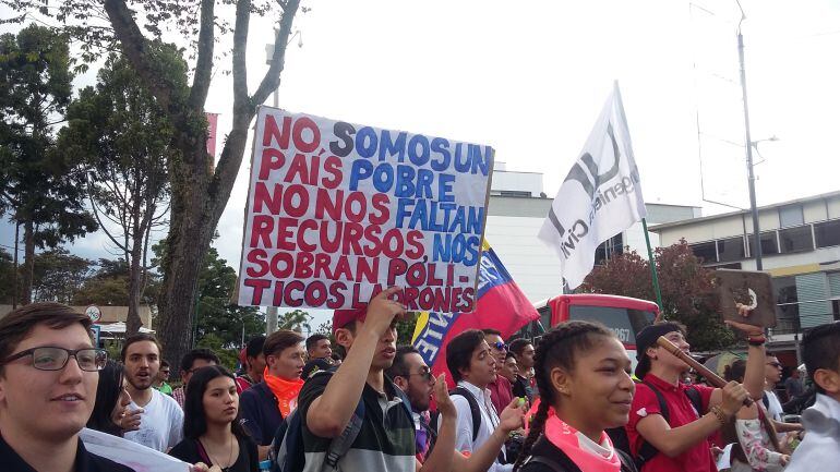 Marcha de estudiantes universitarios en Manizales