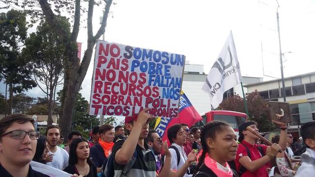 Marcha de estudiantes universitarios en Manizales