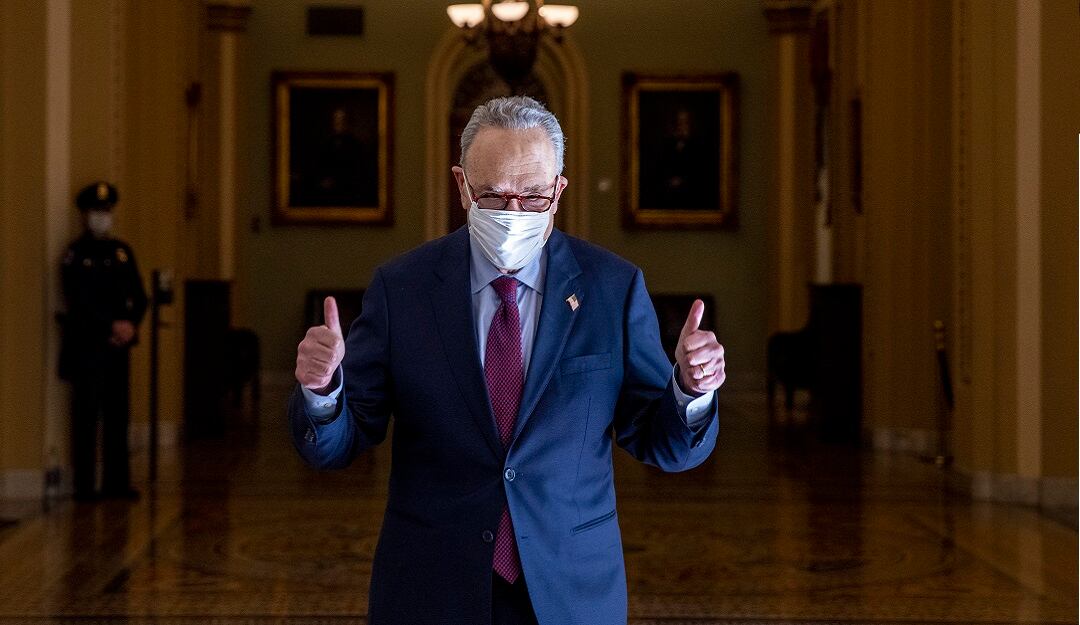 El líder de la mayoría demócrata en el Senado, Chuck Schummer, celebra la aprobación del plan de estímulos.