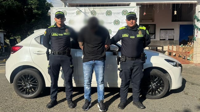 Autoridades recuperan vehículo robado en Castilla y capturan al presunto responsable Foto: Alcaldía de Medellín