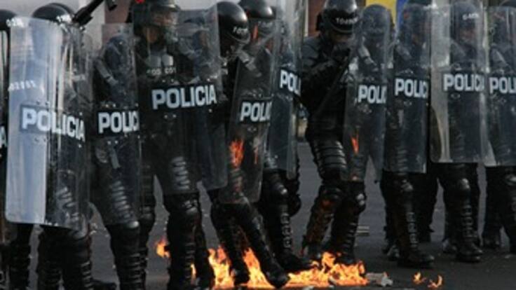 Mujeres policías también enfrentan a protagonistas de los disturbios