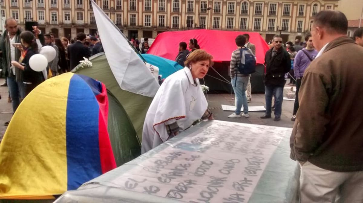 Pancartas, globos y flores acompañan a los manifestantes. 