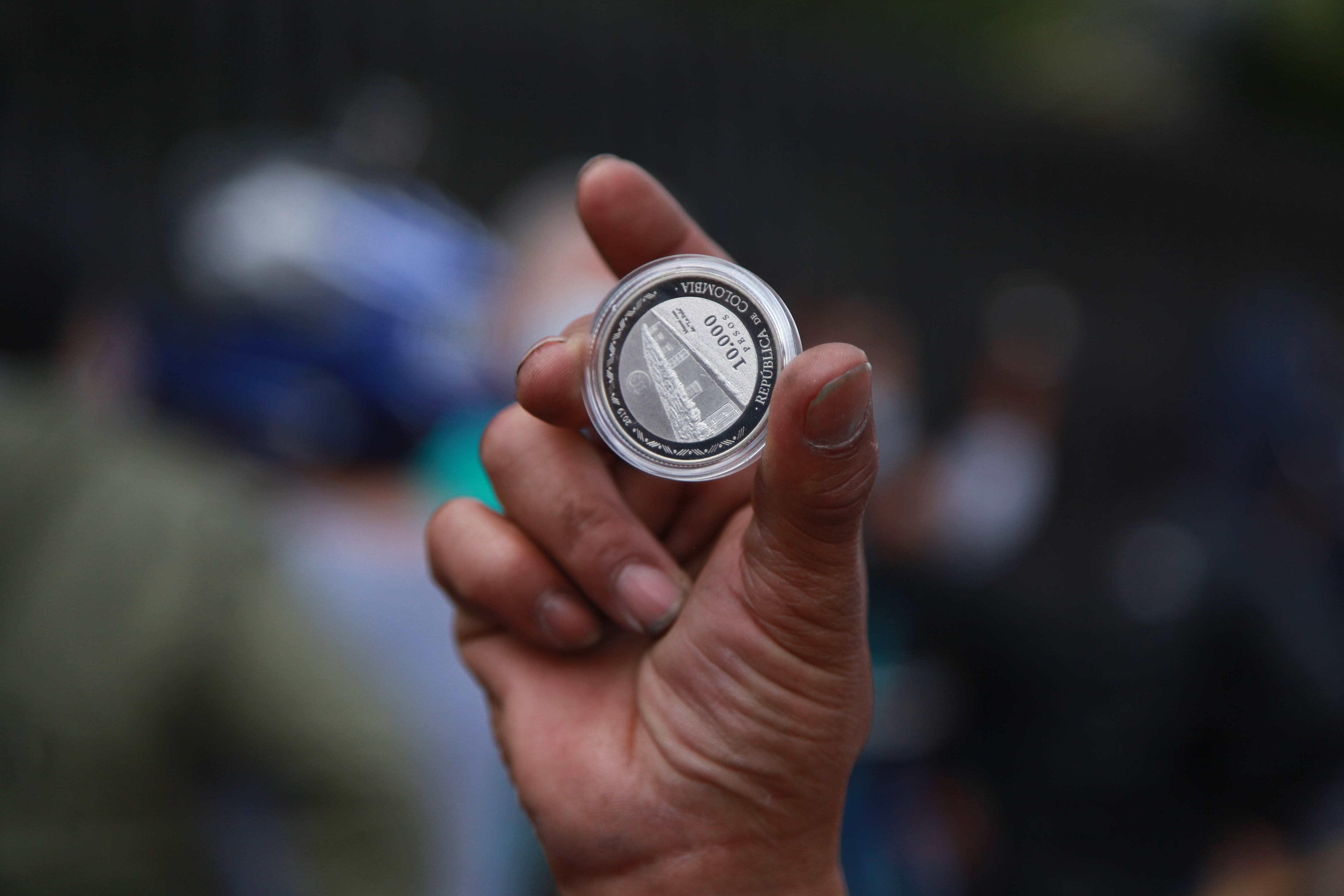 Bogotá. Enero 11 de 2023. Multitudinarias filas se presentan a esta hora en el edificio de la Tesorería del Banco de la República en Bogotá para adquirir la moneda en conmemoración a los 200 años de la muerte de Policarpa Salavarrieta. (Colprensa Camila Díaz)