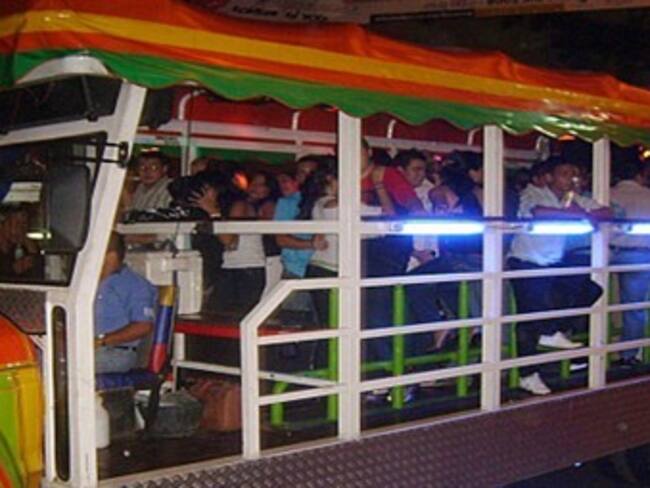 Dueños de chivas rumberas en Barranquilla, preocupados por "Pico y placa"