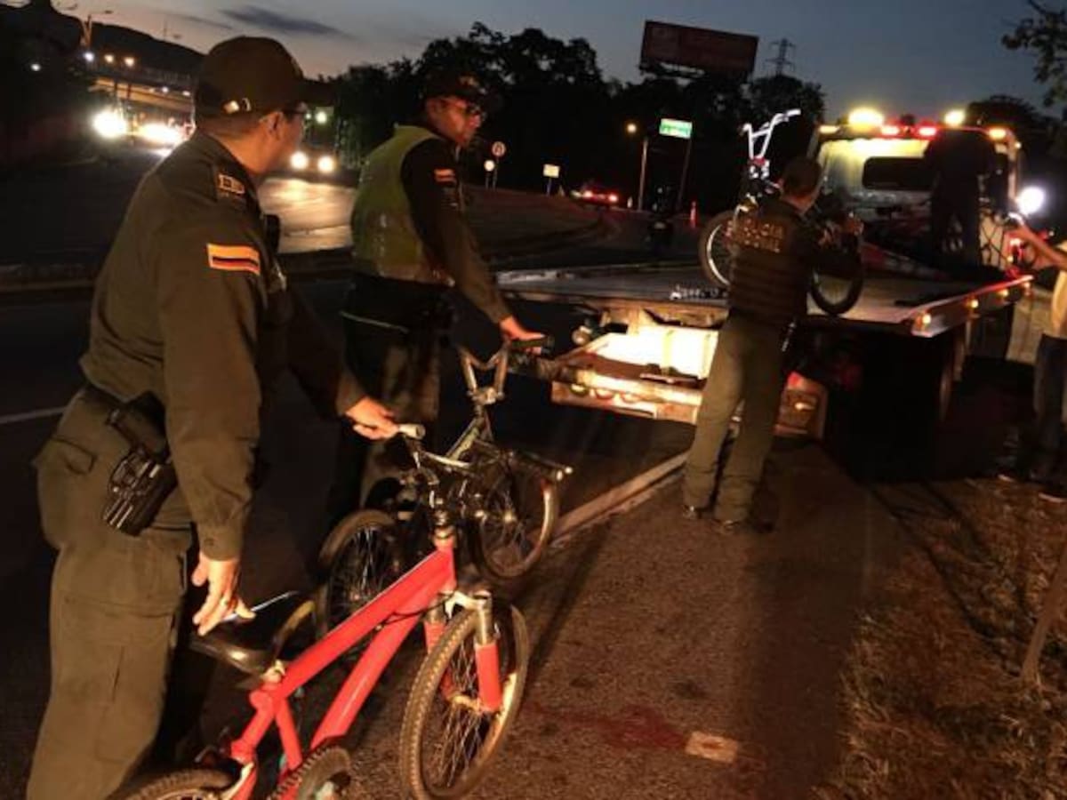 Ciclistas que se "cuelgan" de camiones, en la mira de la Policía