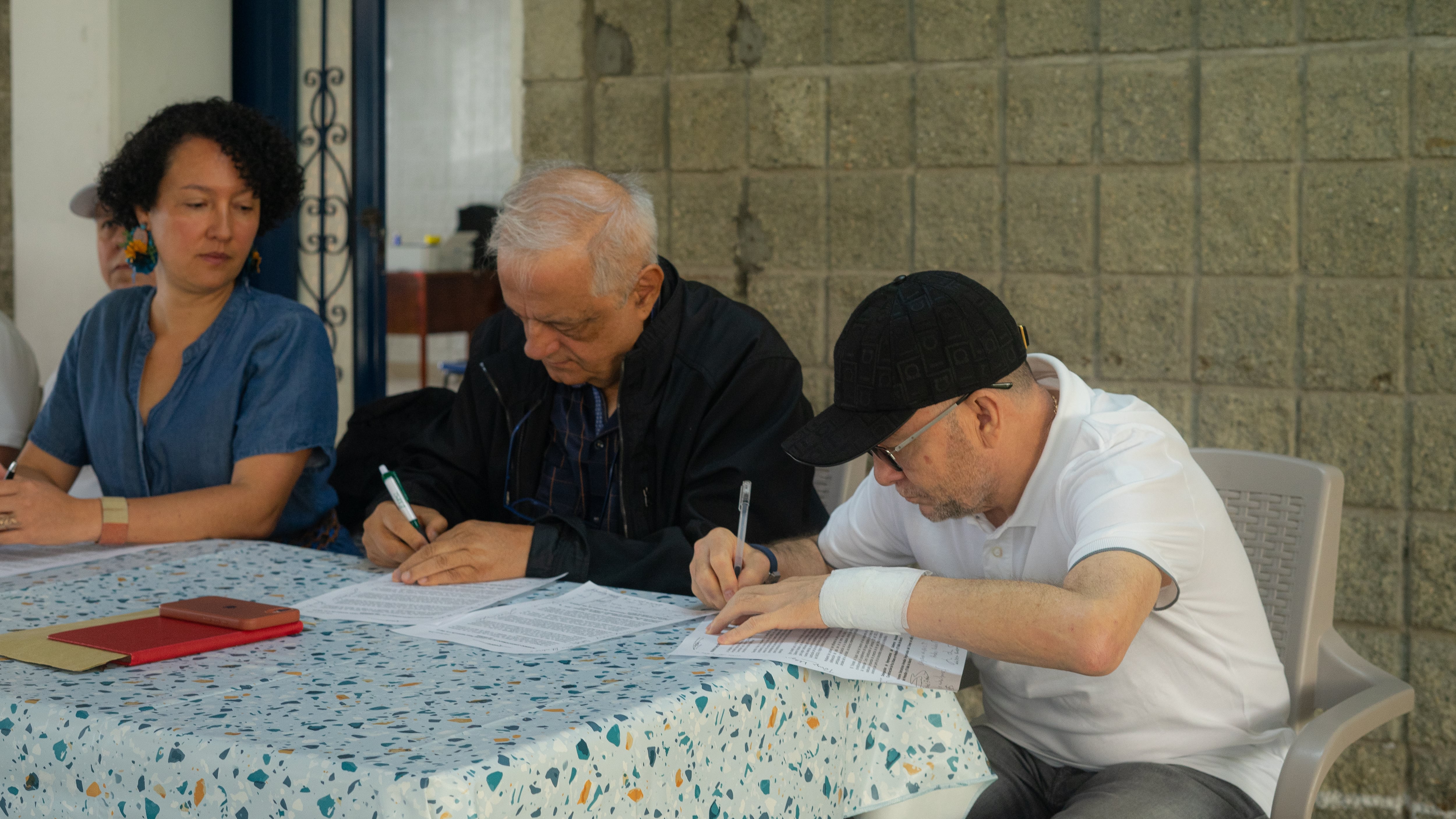 Estructuras criminales firman de acuerdo de Paz Urbana en Medellín. Foto: Mesa de Paz.