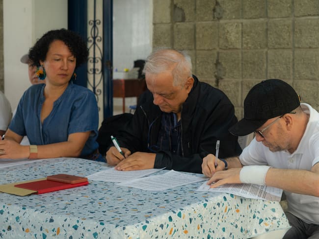 Estructuras criminales firman de acuerdo de Paz Urbana en Medellín. Foto: Mesa de Paz.