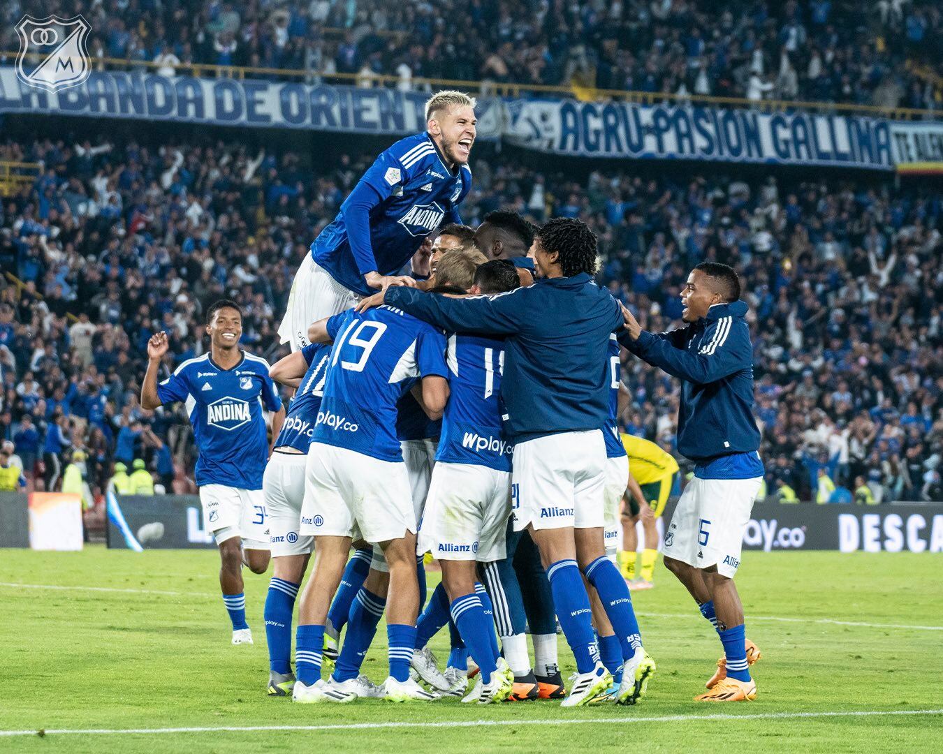 Los jugadores de Millonarios festejan el gol agónico de Andrés Llinás ante el Huila / Twitter: @MillosFCoficial.