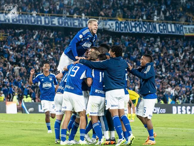 Los jugadores de Millonarios festejan el gol agónico de Andrés Llinás ante el Huila / Twitter: @MillosFCoficial.