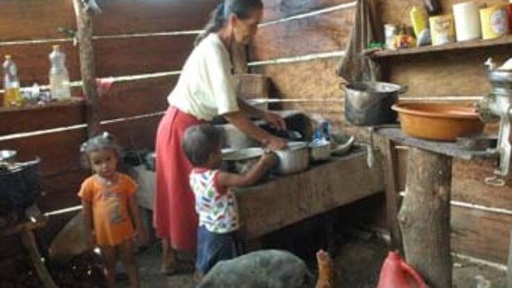 Gobierno llevará el índice de pobreza extrema a un sólo dígito en los próximos dos años: Santos