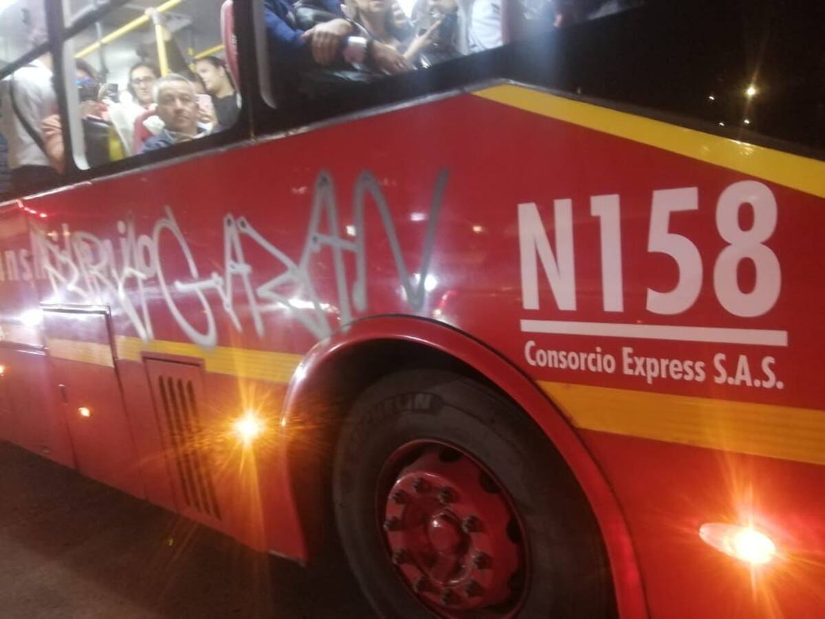 Secretaría de Educación rechaza hechos violentos en protesta de maestros frente a su sede en Bogotá