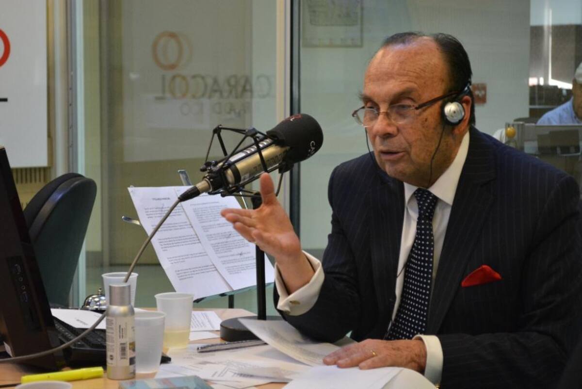 Tras dos décadas de estar inundando de humor a los colombianos, el admirado periodista se retira de La Luciérnaga, vea como desarrolla su último programa.