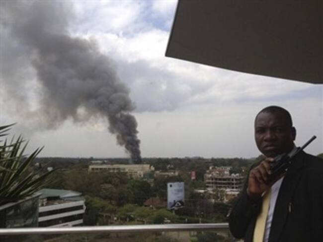 Tres fuertes explosiones sacuden centro comercial de Kenia donde murieron 69 personas
