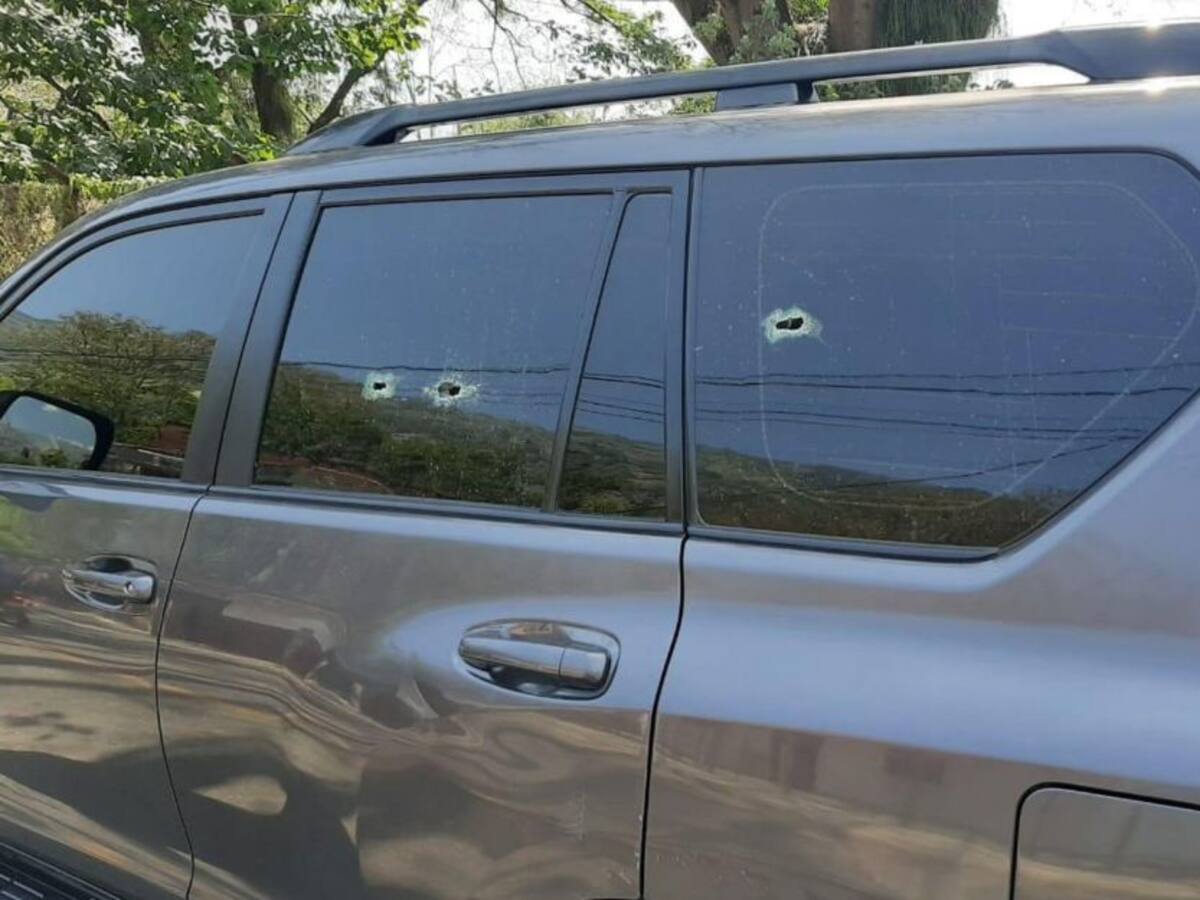 Atacan con arma de fuego el carro oficial asignado al alcalde de Girardota