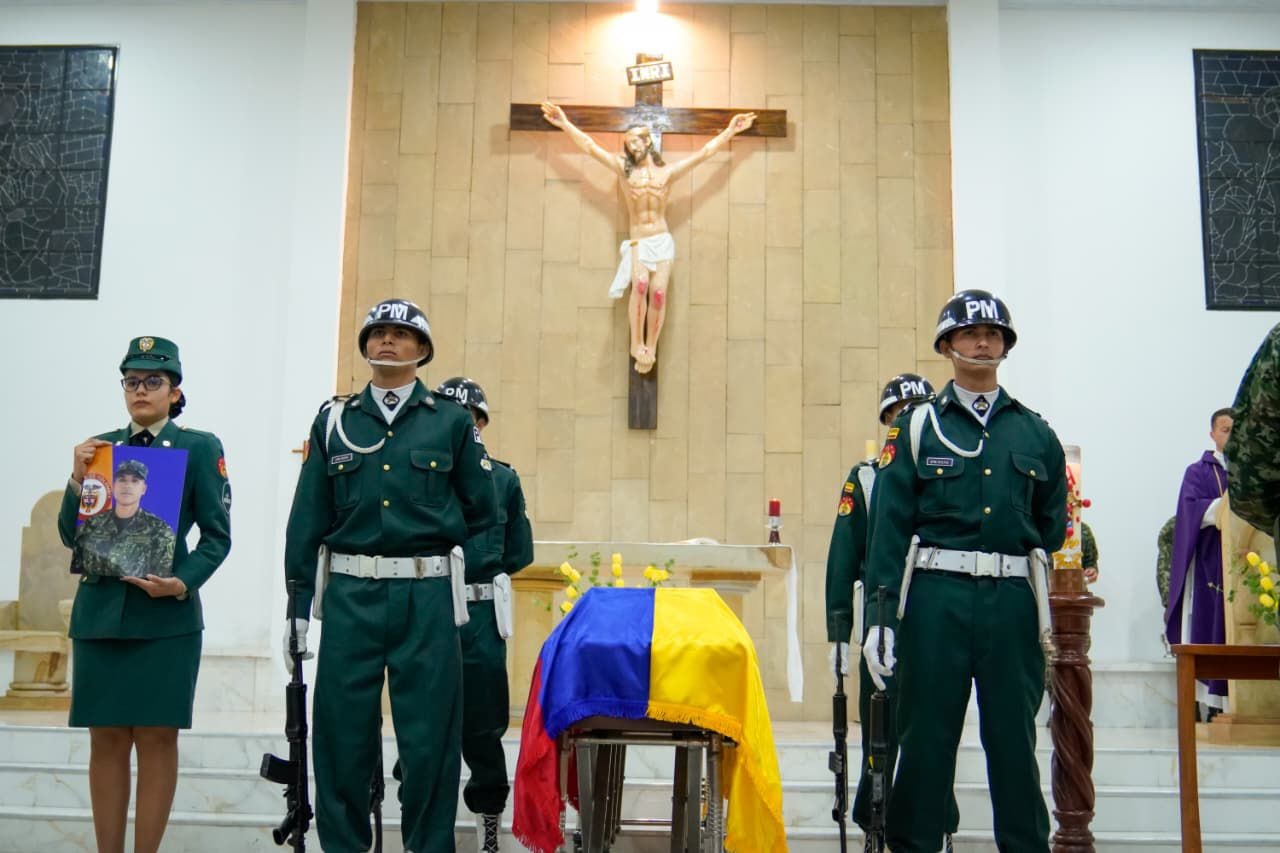 Honores militares a soldado profesional asesinado en la región del Catatumbo por el ELN. / Foto: Ejército Nacional.