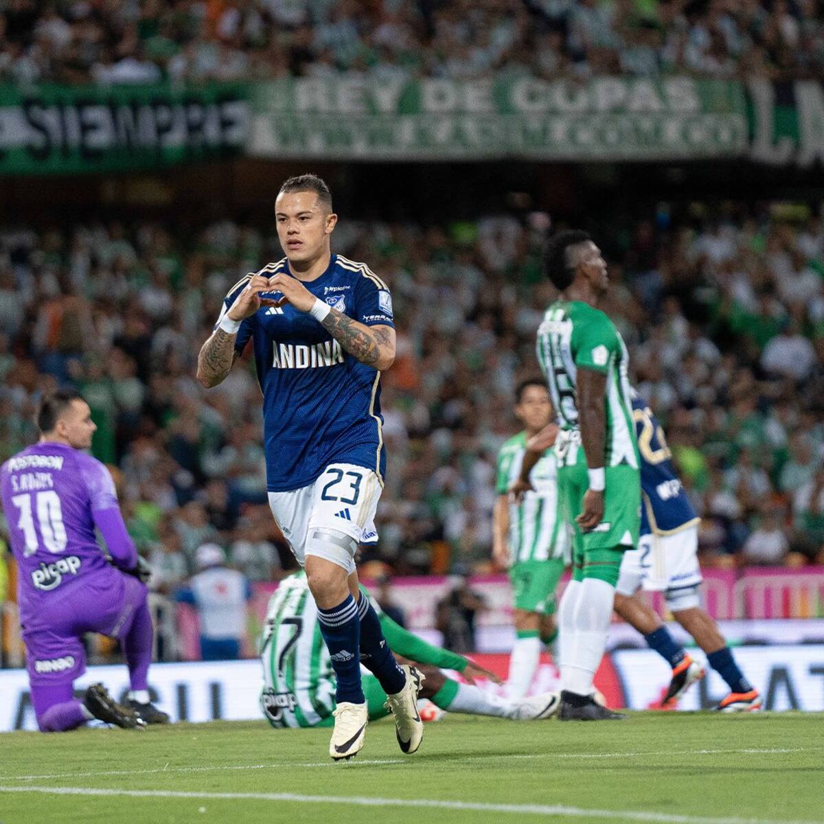 Millonarios sacó adelante un caliente clásico frente a Atlético Nacional en el Atanasio