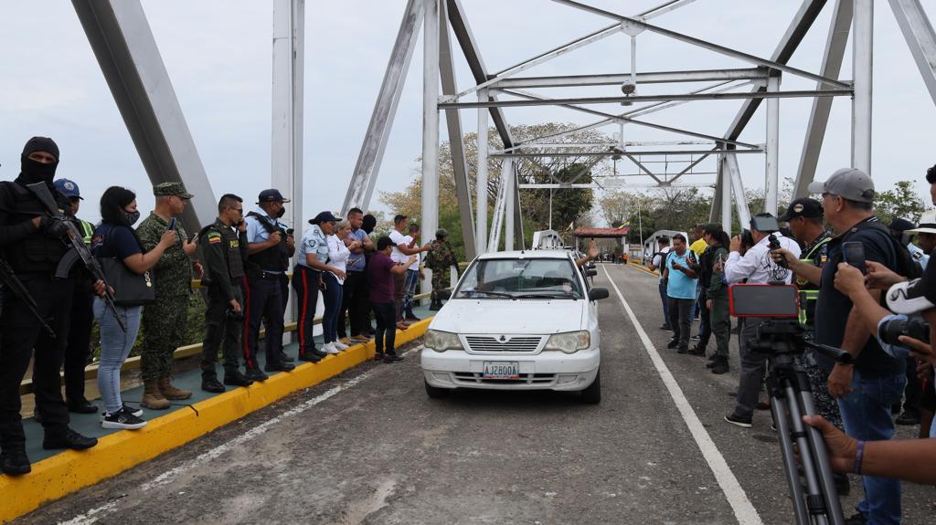 Reabierto puente Internaciinal José Antonio Páez //(Los vehículos particulares, de pasajeros y de carga comenzaron a transitar desde este miércoles 4 de enero de 2023, por el puente internacional José Antonio Páez que une a Colombia por Arauca frontera con Venezuela, luego de siete años de cierre vehicular. 
cumpliendo estrictas medidas de control por parte de las autoridades de Colombia y Venezuela, se espera que se active no sólo el comercio, la inversión y el turismo, sino que mejorará la calidad de vida de los ciudadanos en este punto estratégico de la frontera con Arauca, luego de los puntos habilitados en Norte de Santander.
El Ministro de Transporte Guillermo Reyes, quien estuvo acompañado de los Gobiernos locales y las autoridades de los dos países, dijo "hemos logrado reabrir la circulación de los vehículos y podemos decir que no solo Norte de Santander, sino también que en Arauca puede celebrar que le hermandad entre Colombia y Venezuela existe y el puente ya no tendrá fronteras cerradas, sino fronteras abiertas para el intercambio de productos y para que las familias puedan volverse a ver y a través de la legalidad".
En La reapertura del puente internacional José Antonio Páez en Arauca, el Gobierno colombiano solicitó que Venezuela permita el paso de vehículos en todos los puntos habilitados: Simón Bolívar, Francisco de Paula Santander, Atanasio Girardot y el Puente Unión en Puerto Santander. 
Se busca unificar el paso de vehículos en Colombia de 5:00 a.m. a 8:00 p.m. y en Venezuela de 6:00 a.m. a 9:00 p.m. De la Dian de 10:00 a.m. a 6:00 p.m., y el Control migratorio de 5:00 a.m. a 8:00 p.m. 
En cuanto a tipo de vehículos: según el Ministerio de Transporte, las motos tendrán el mismo tratamiento que los vehículos particulares. 
Sin embargo, deben tener casco y chalecos distintivos para ingresar a Venezuela. En Colombia (Cúcuta) está prohibido el parrillero hombre. Los taxis pueden operar, entrar al territorio del otro país, dejar el pasajero y deben volver a su país vacío.
Solo pueden circular en los municipios transfronterizos. Sí quieren pasar deben diligenciar el permiso de circulación provisional (Venezuela).
Por su parte, las rutas de transporte público que tienen recorridos autorizados solo pueden hacer origen destino conforme los actos administrativos existentes que aprobaron los recorridos. Se requiere estudiar cambio de rutas. 
Por último, es importante mencionar que se exigirá el SOAT o la póliza equivalente y se estudia revisar una póliza binacional. 
 

  Puente internacional José Antonio Páez // Cortesía MinTransporte