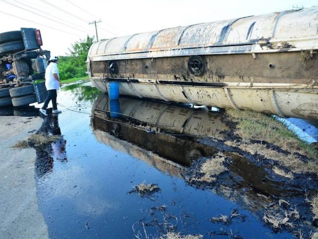 Volcamiento de camión cisterna produce derrame de combustible en Cartagena