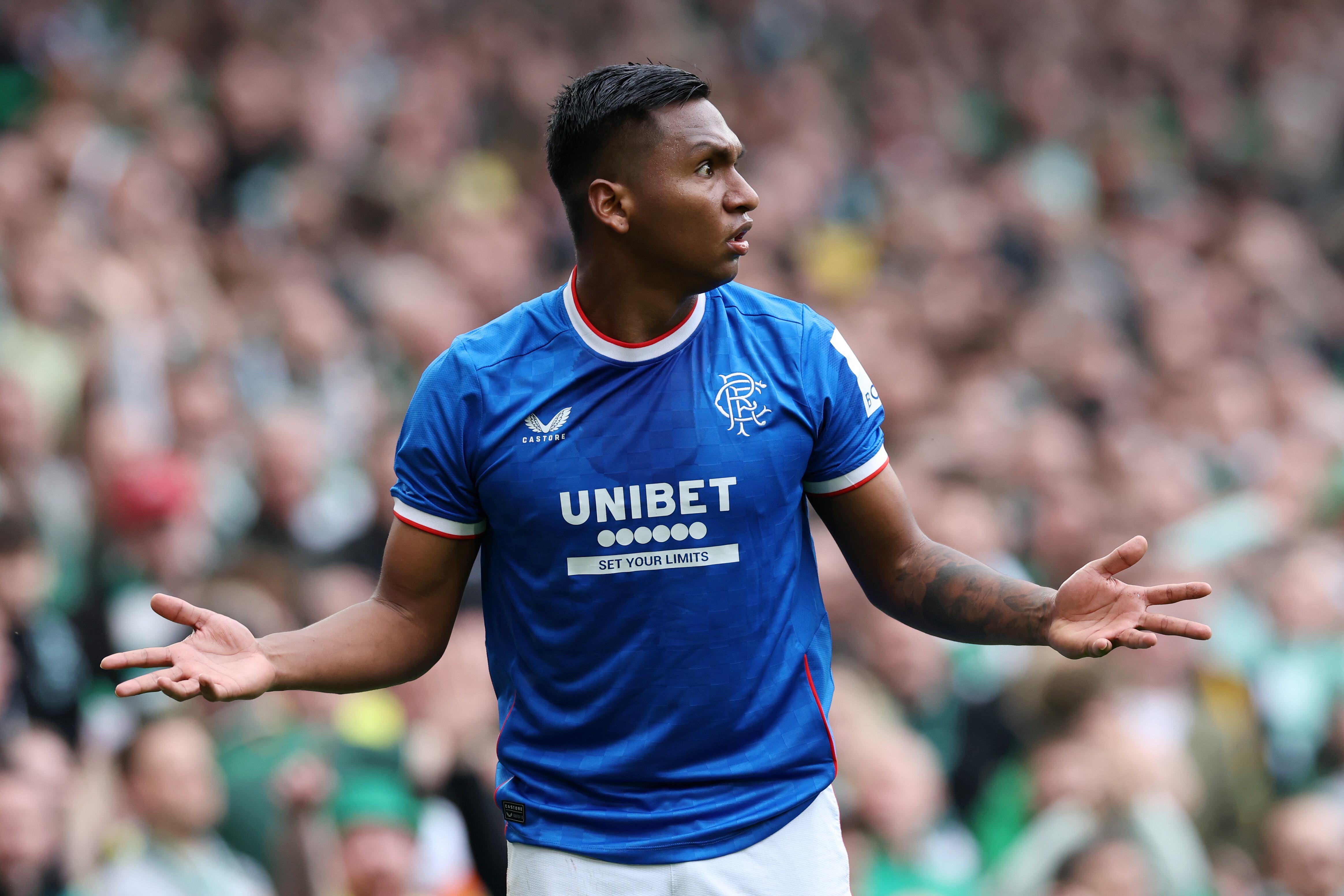 GLASGOW, ESCOCIA - 8 DE ABRIL: Alfredo Morelos de Rangers FC reacciona durante el partido de Premiership escocés de Cinch entre Celtic FC y Rangers FC en Celtic Park el 8 de abril de 2023 en Glasgow, Escocia. (Foto de Ian MacNicol/Getty Images)