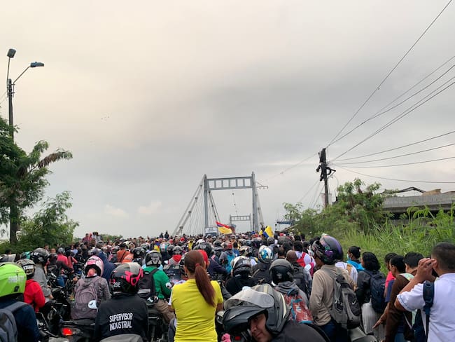 Con bloqueos la comunidad protesta en el puente de Juanchito.