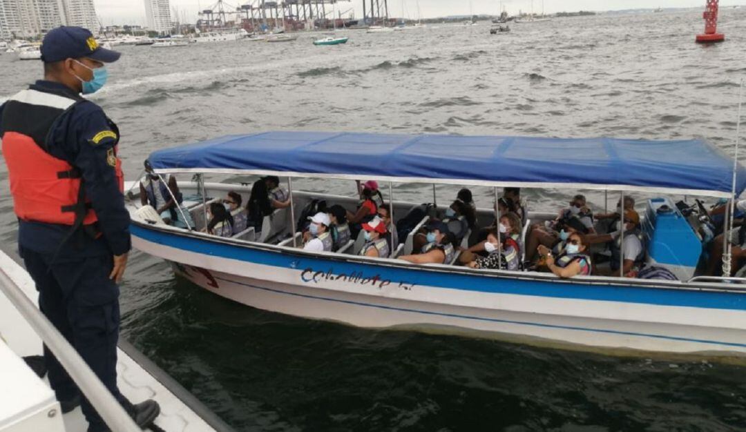 Las naves de transporte marítimo de pasajeros y de recreo deberán embarcar y desembarcar a los pasajeros en las marinas, clubes y muelles autorizados