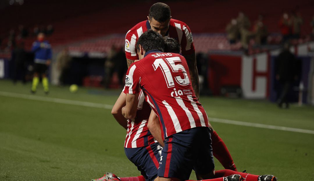 Los jugadores del Atlético de Madrid festejan el primer gol del partido, de Carrasco.