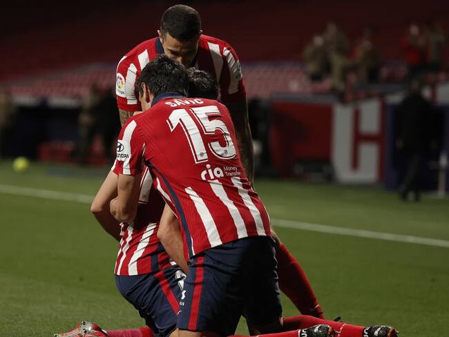 Los jugadores del Atlético de Madrid festejan el primer gol del partido, de Carrasco.