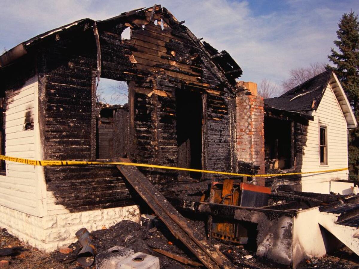 Investigan muerte de una persona calcinada dentro de su vivienda