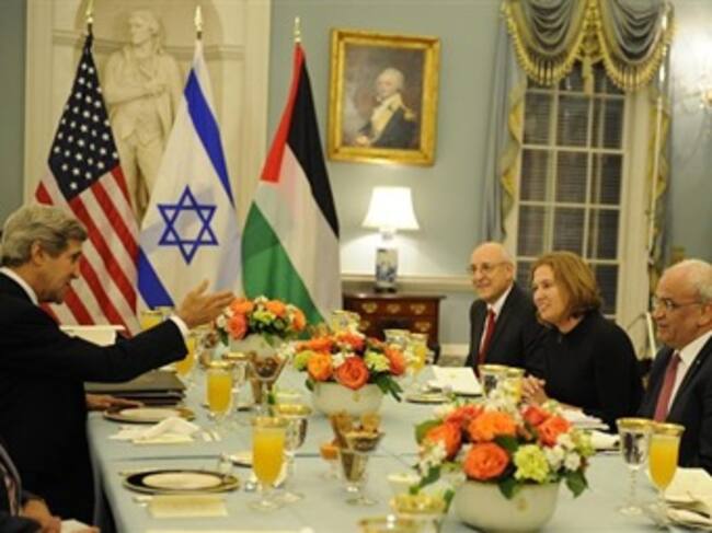 El secretario de Estado de EE.UU, John Kerry, le da la bienvenida a las delegaciones de Israel y Palestina. Foto: EFE.