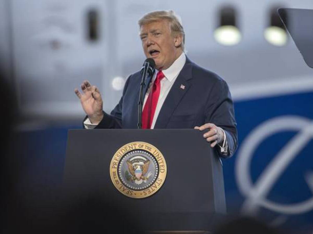 En medio de protestas, Trump ofrece un discurso de campaña