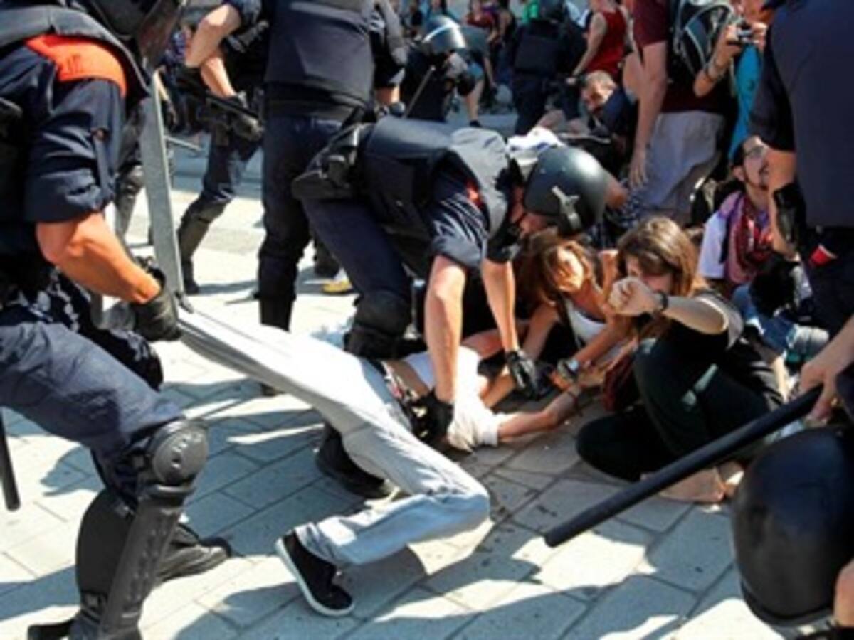 'Indignados' obligan a políticos a entrar en helicóptero a Parlamento catalán