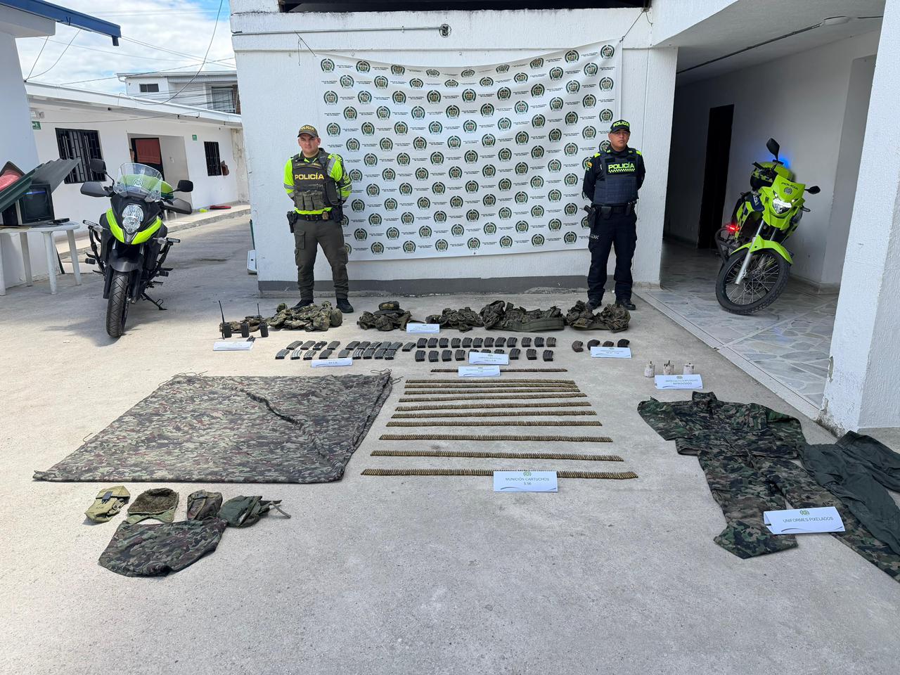 Material de guerra abandonado en la ruta nacional 45 vía Gigante-Neiva. Foto Relacionada