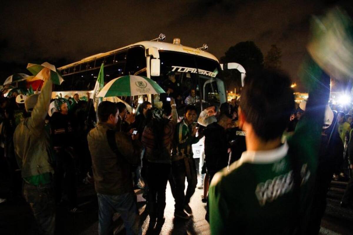 Atlético Nacional tiene apoyo masivo de los hinchas de Nacional en Bogotá y a pesar de que no pueden estar en El Campín, sí acompañan al equipo en la disputa de su duodécima estrella.