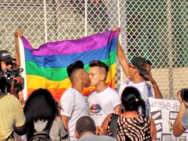 'Besatón' de parejas gais frente al comando de la Policía de Cartagena