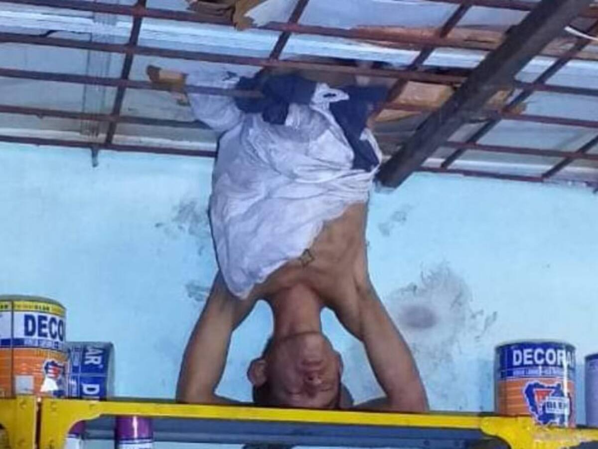 Intentó robar y quedó atrapado de cabeza