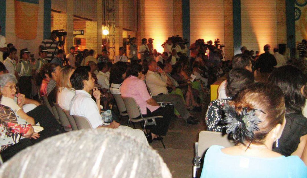 La medida incluye conciertos, eventos masivos deportivos y lugares de baile, garantizando el distanciamiento físico de mínimo un metro.