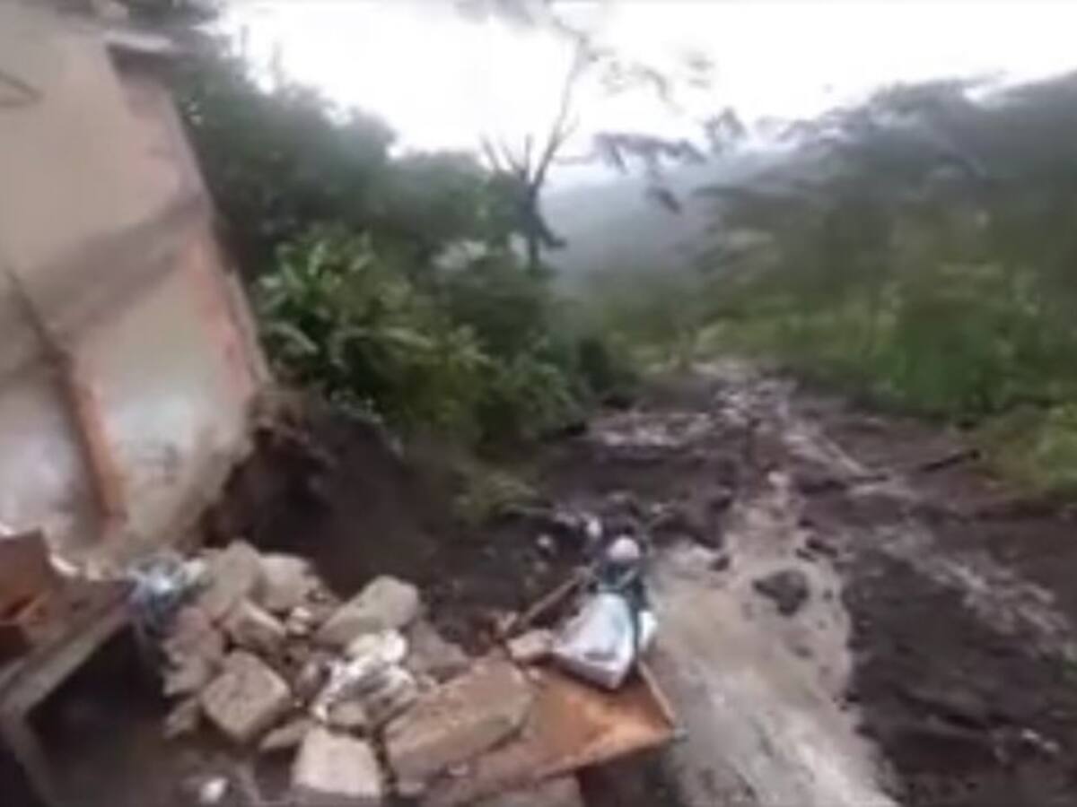 Las constantes lluvias en el departamento hicieron que una casa se partiera por la mitad