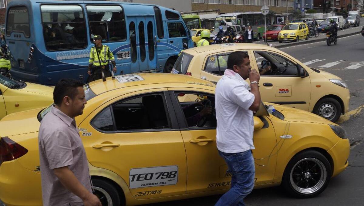 Cerca de 200 taxistas realizan esta protesta causando problemas de movilidad por la carrera séptima.