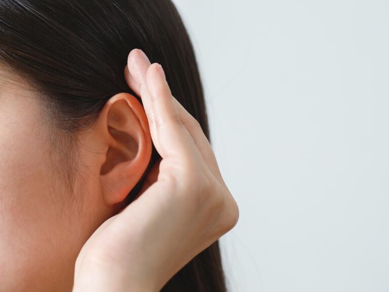 Persona con el oído tapado - imagen de referencia: Getty Images