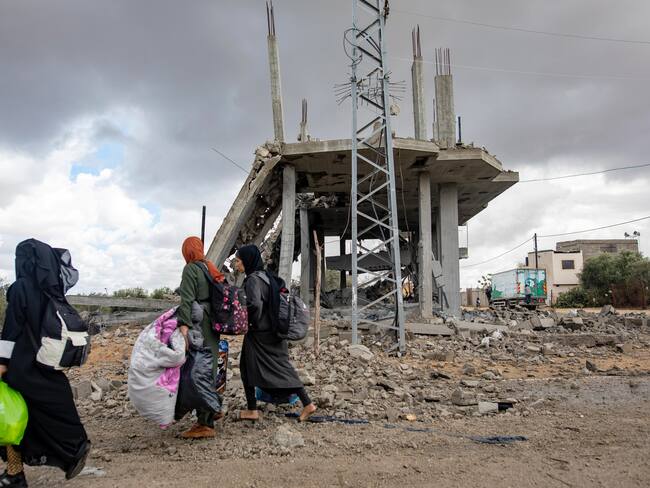 Rafah (-), 06/05/2024.- Internally displaced Palestinian women carry their belongings after an evacuation order issued by the Israeli army, in Rafah, southern Gaza Strip, 06 May 2024.