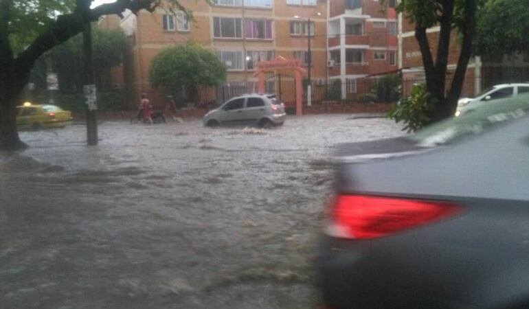 Avenida libertadores inundada a la altura del canal Bogotá 