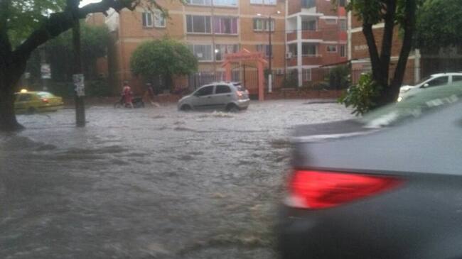 Avenida libertadores inundada a la altura del canal Bogotá